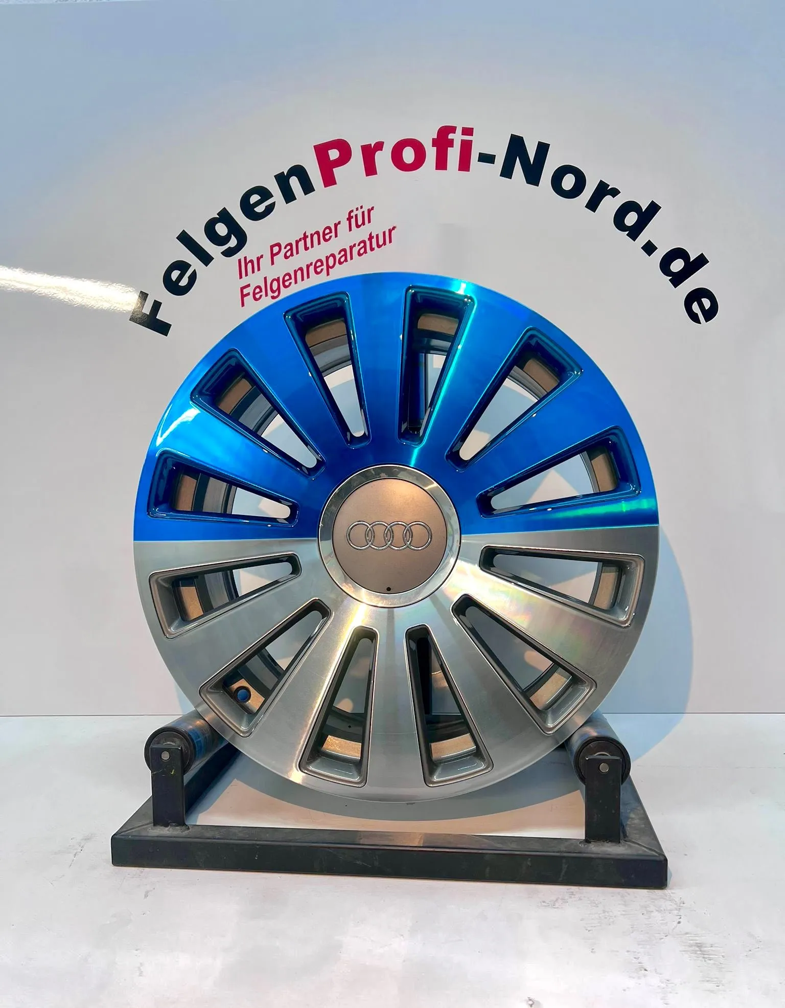 Audi Felge mit zweifarbiger CNC-Lackierung