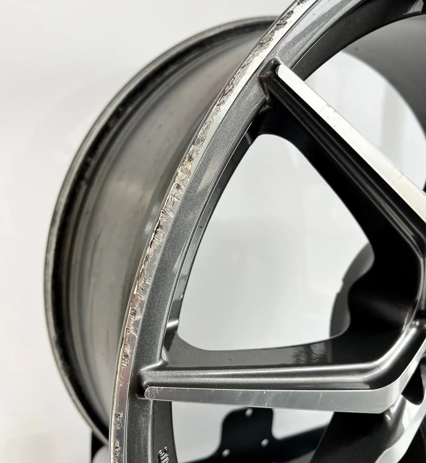 Mercedes Felge vor der Aufbereitung